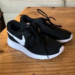 Nike Tanjun size 5.5